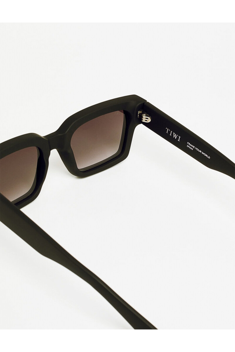 Tiwi Kobe - 900 Rubber Black With Black Gradient Lenses