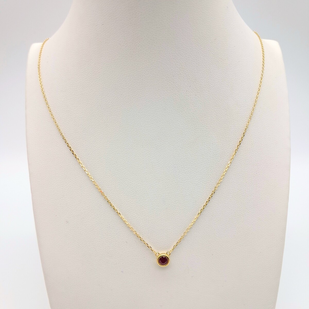 Conjunto de cadena y dije en oro 9 ktes, con rubí, PUNTO DE LUZ. 