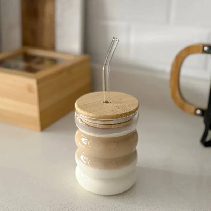 Vaso de vidrio ondeado con tapa de madera y sorbito Vaso de vidrio ondeado con tapa de madera y sorbito