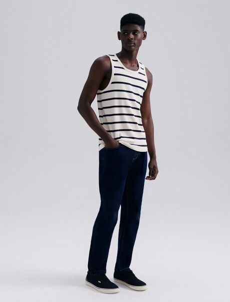 PANTALÓN DE JEAN MODELO SLIM AZUL