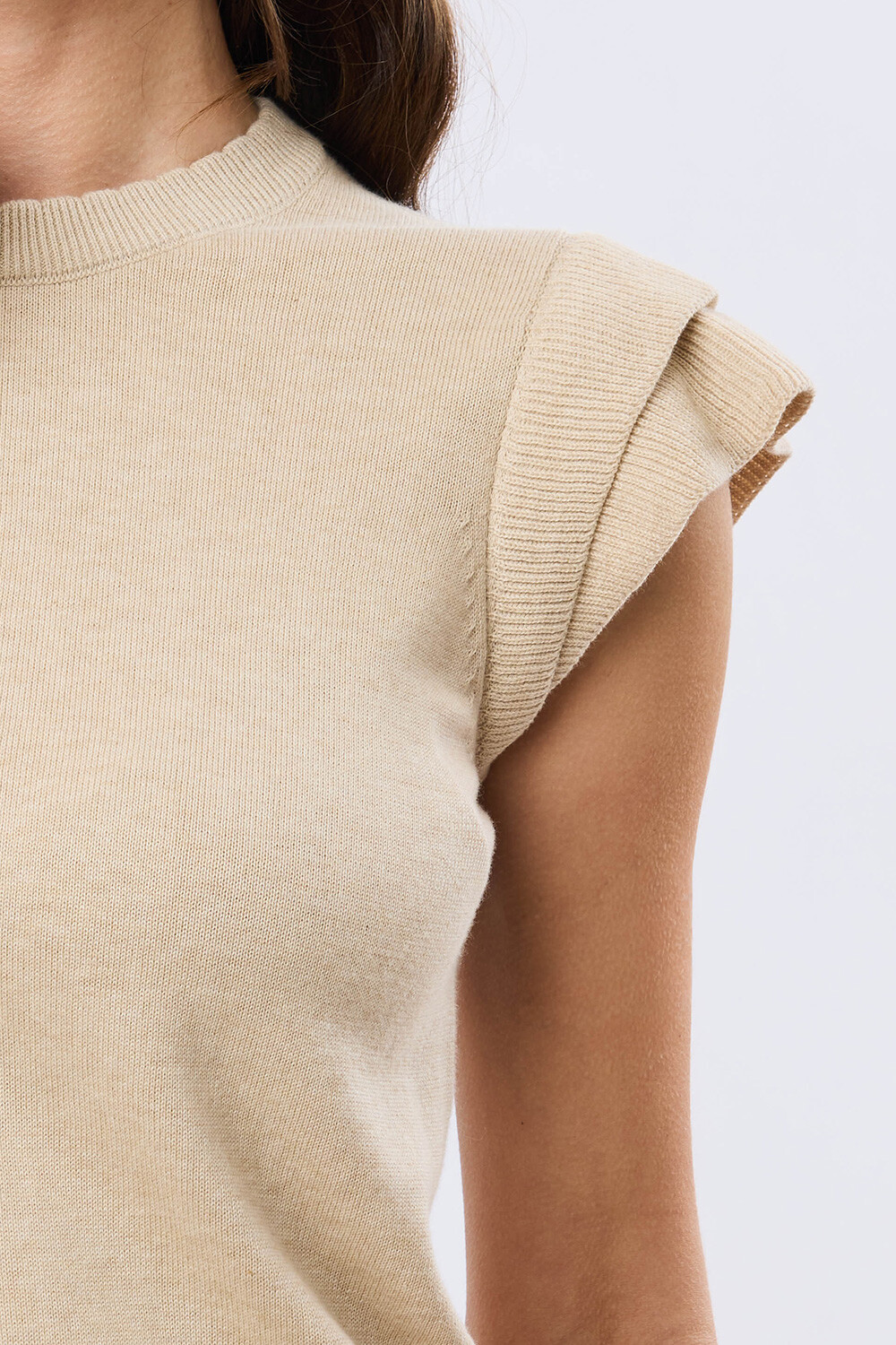 REMERA TEJIDA CON VOLADO Beige