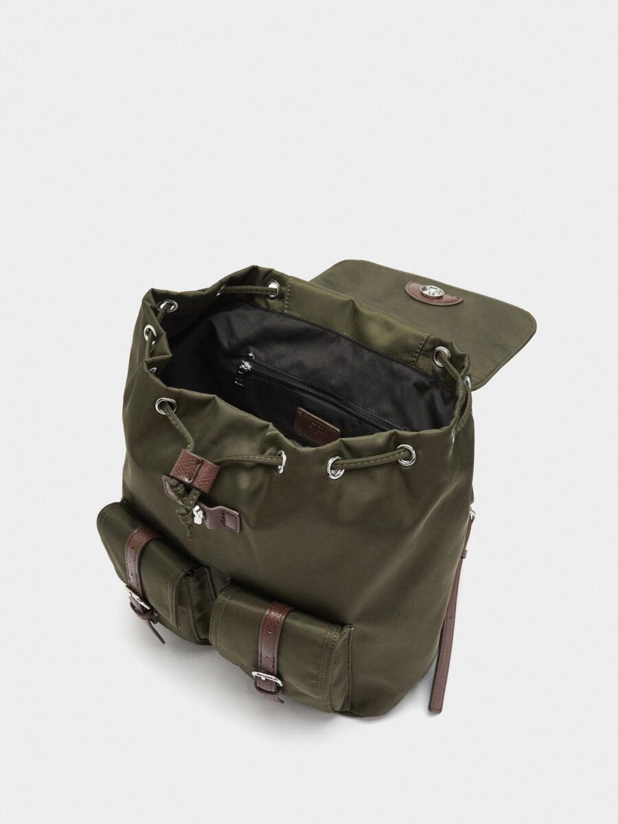 Mochila De Nylon Con Colgante caqui