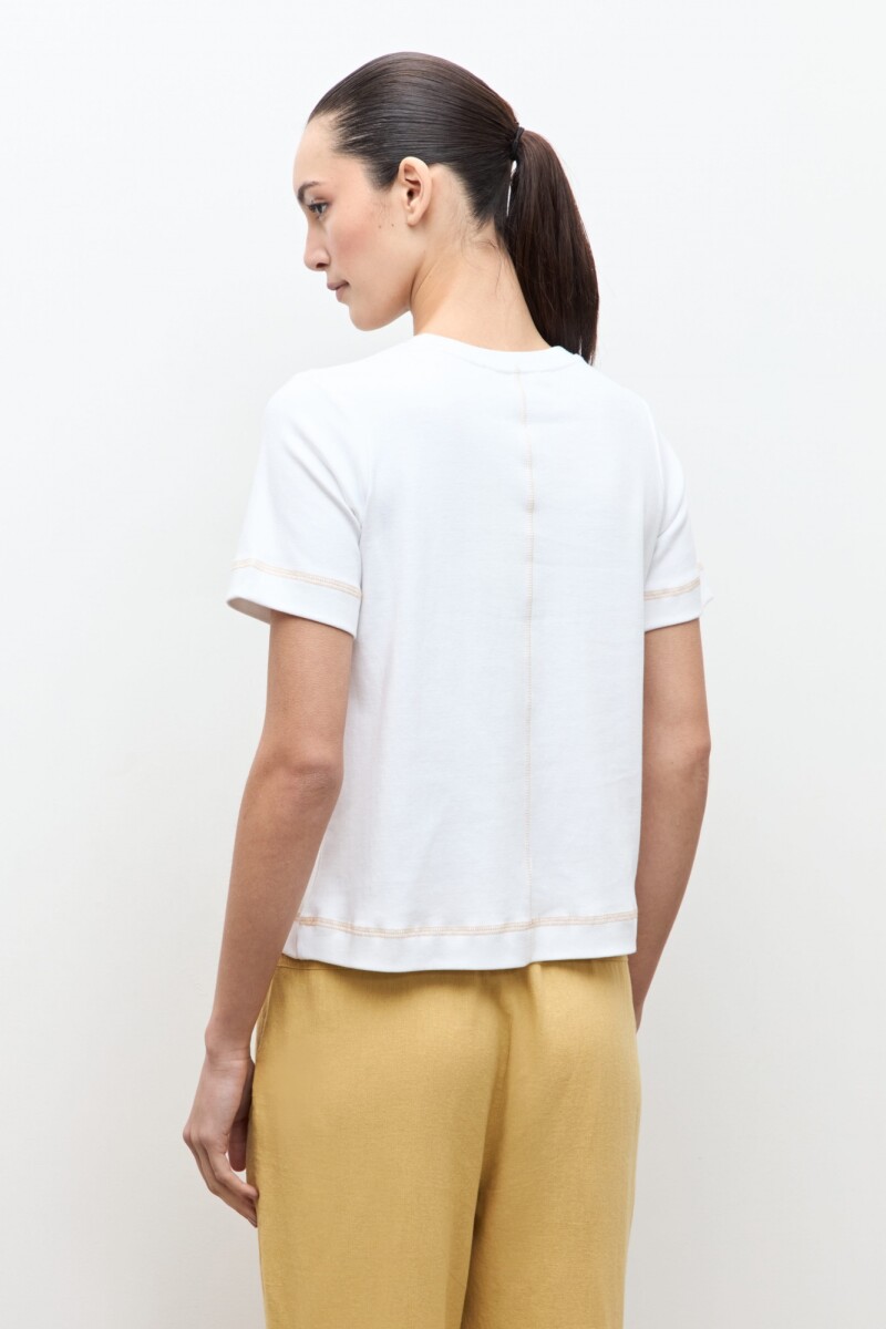 Remera con pespuntes blanco