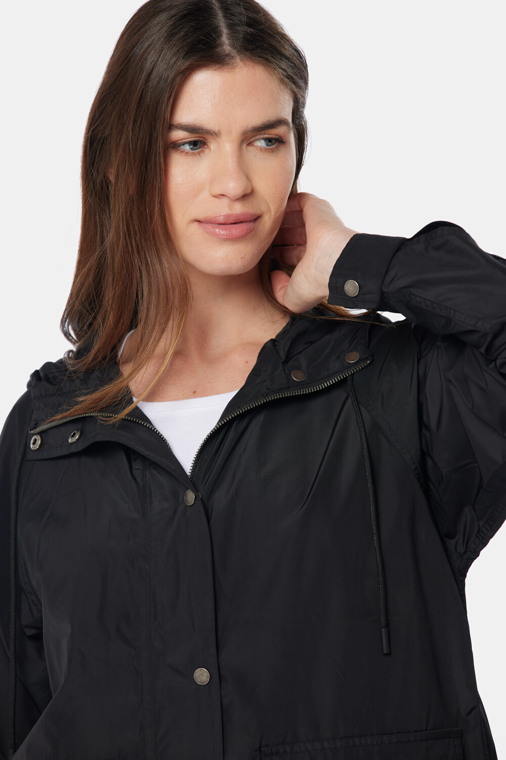 CAMPERA DE NYLON CON CAPUCHA Negro