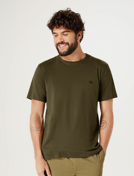 CAMISETA BÁSICA WORLD CON BORDADO VERDE MUSGO