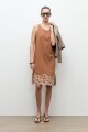 Vestido bordado en contraste camel