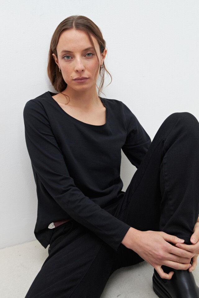 Remera escote base manga larga negro