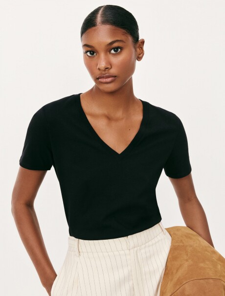 CAMISETA BÁSICA CUELLO EN V NEGRO