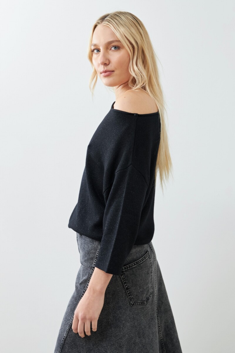 Sweater escote asimétrico negro