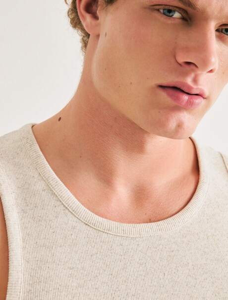 MUSCULOSA BÁSICA SLIM EN TELA ACANALADA BLANCO