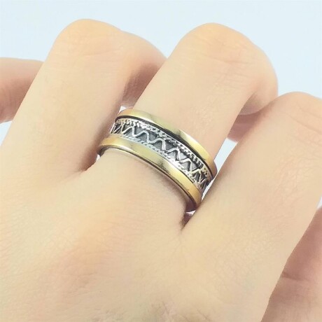 Anillo de plata 925 con doublé en oro 18K. Medidas diámetro interno 16mm, ancho superior 8.5mm #12 Anillo de plata 925 con doublé en oro 18K. Medidas diámetro interno 16mm, ancho superior 8.5mm #12