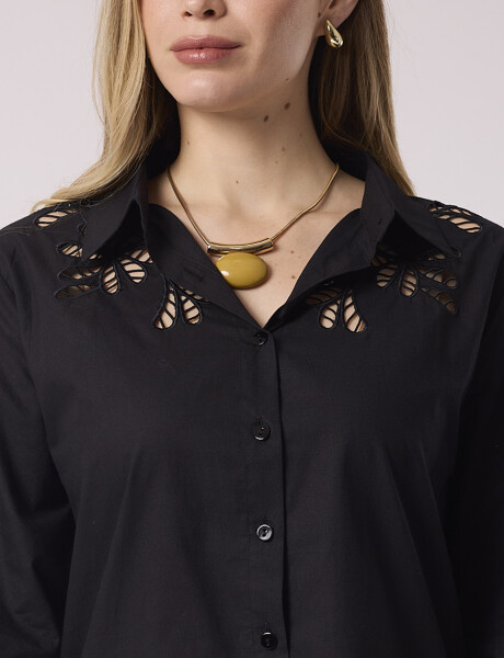 Camisa con bordado negro