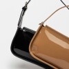 Cartera Al Hombro Leaf en Efecto Cuero Charol Taupe