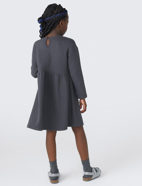 VESTIDO CON TELA ACANALADA GRIS OSCURO
