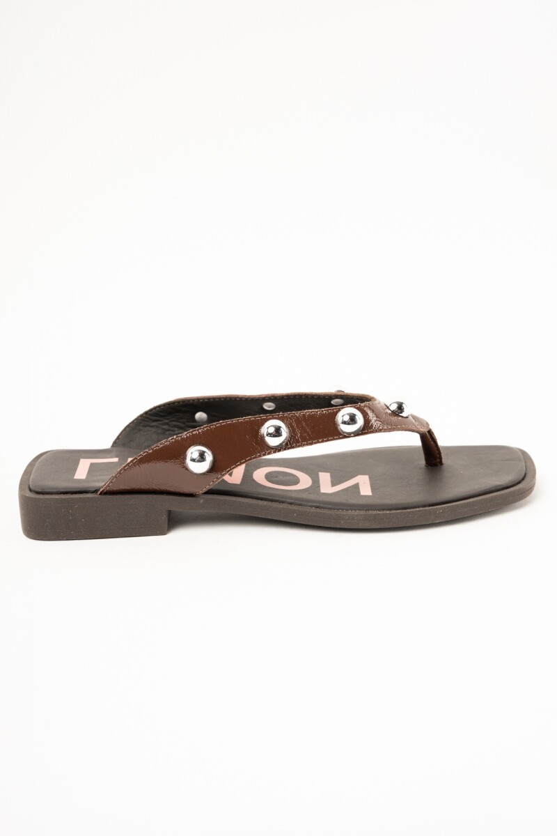 Sandalia Ojota Tachas Chocolate