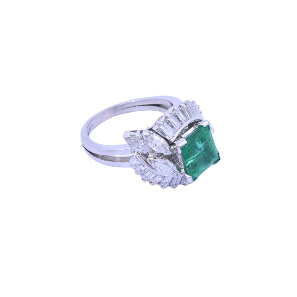 Anillo oro 18 k con esmeralda central brillantes navette y baguette. Anillo oro 18 k con esmeralda central brillantes navette y baguette.