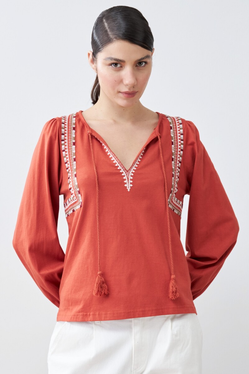 Remera boho con bordados lacre