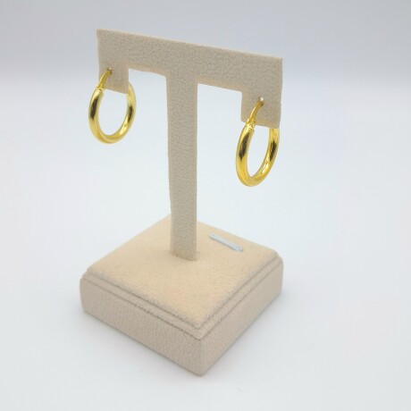 Par de aros de plata 925 con baño de oro amarillo. Par de aros de plata 925 con baño de oro amarillo.