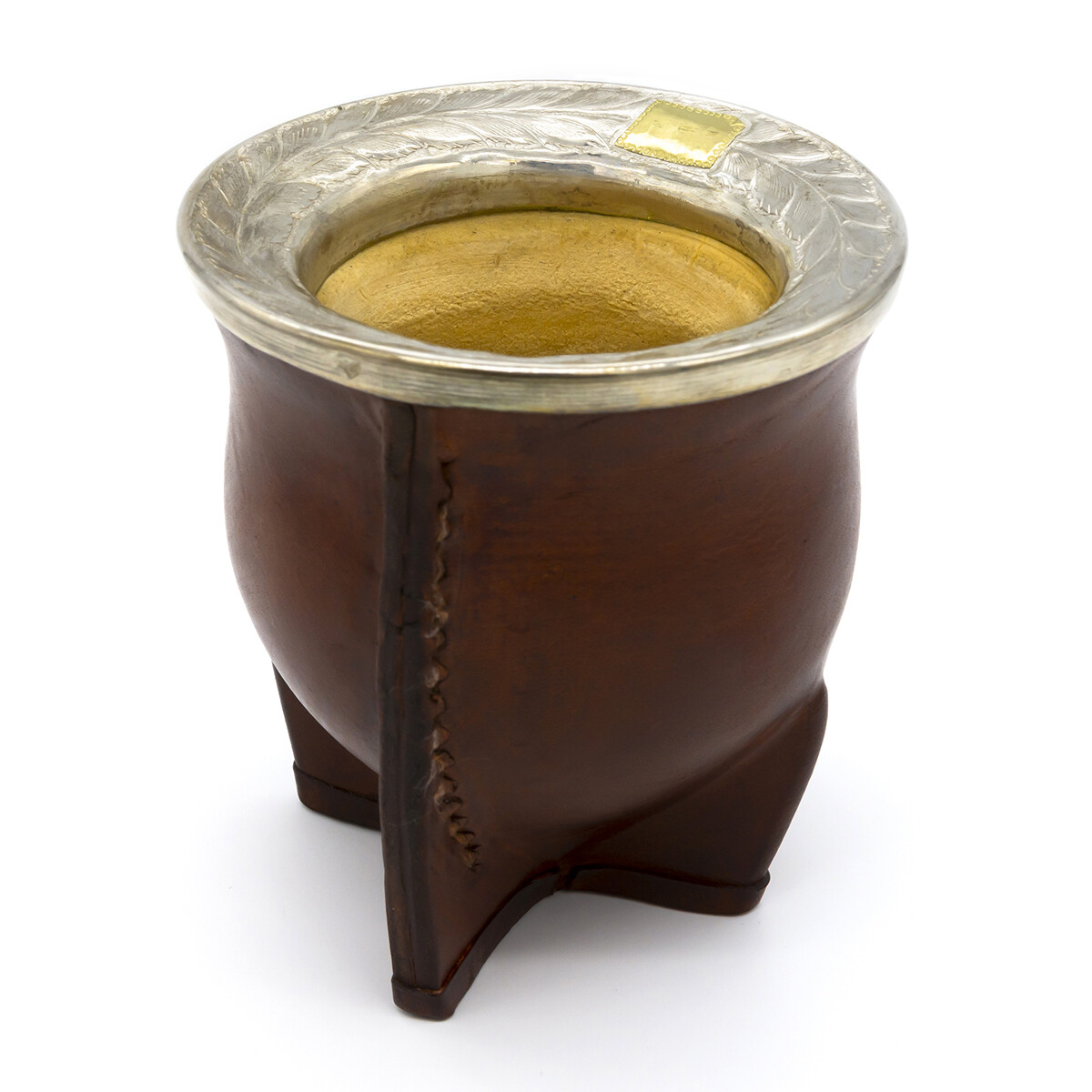 Mate forrado de cuero con plata y oro. 