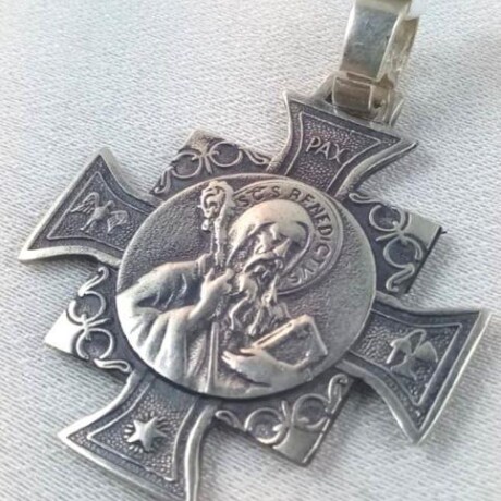 Cruz de San Benito de plata 925 y double en oro 18 Ktes. Medidas: 4 cm * 4 cm y espesor 2 mm. Cruz de San Benito de plata 925 y double en oro 18 Ktes. Medidas: 4 cm * 4 cm y espesor 2 mm.