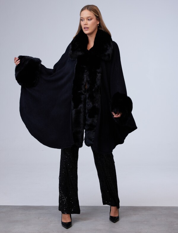 Ruana Aplique Simil Piel NEGRO