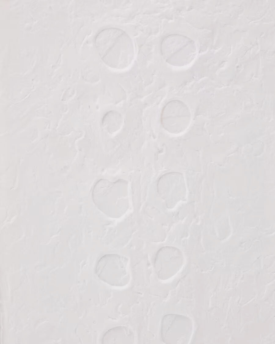 Cuadro abstracto Olvin de papel reciclado blanco con relieves hechos a mano 44 x 94 cm