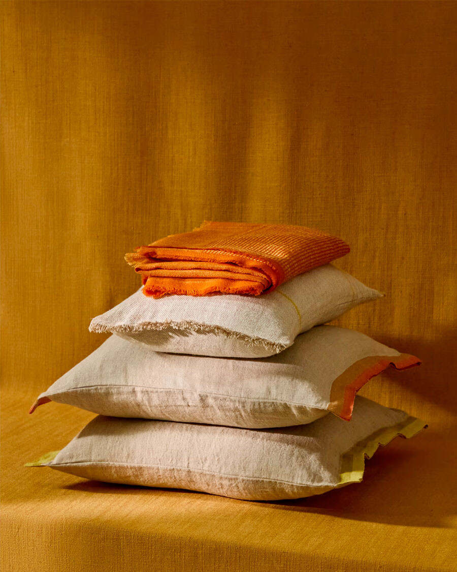Almohadón Disea de lino beige con detalle amarillo 45 x 45 cm Almohadón Disea de lino beige con detalle amarillo 45 x 45 cm