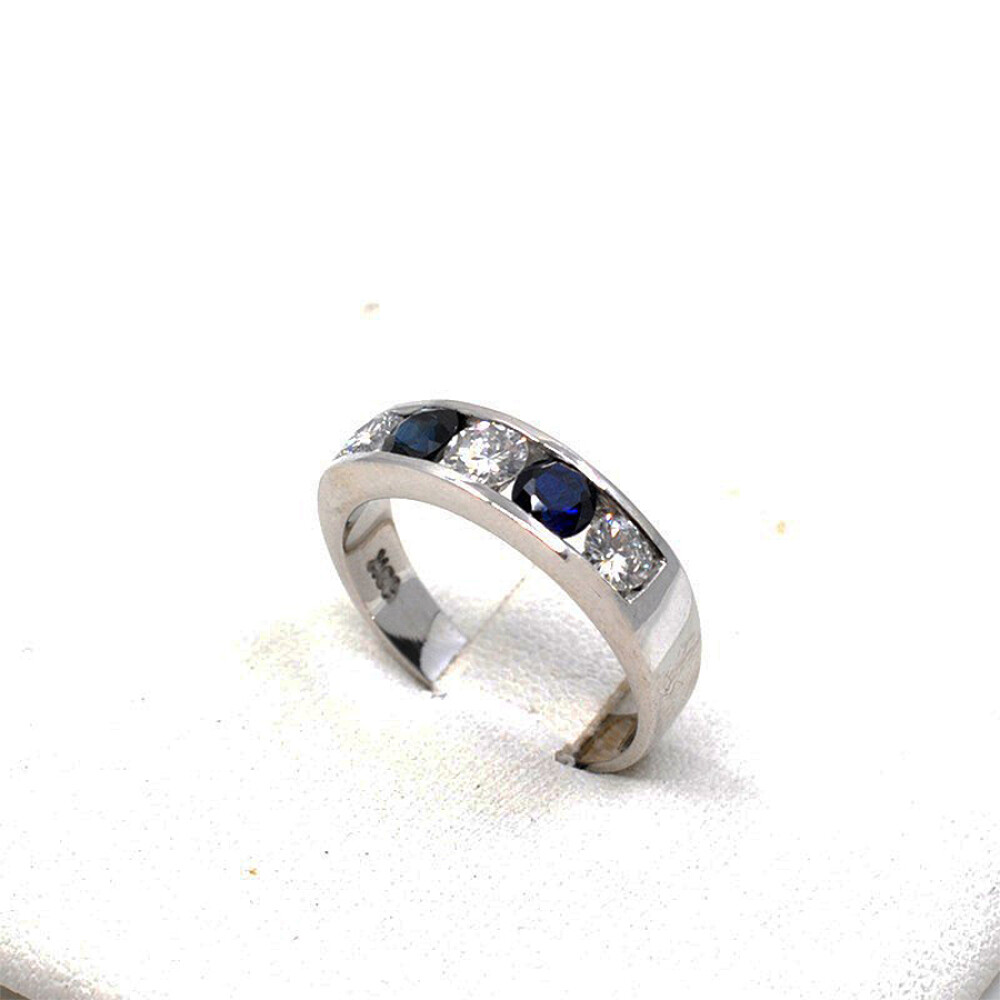 Anillo En Oro Blanco Con Brillantes Y Zafiros Anillo En Oro Blanco Con Brillantes Y Zafiros