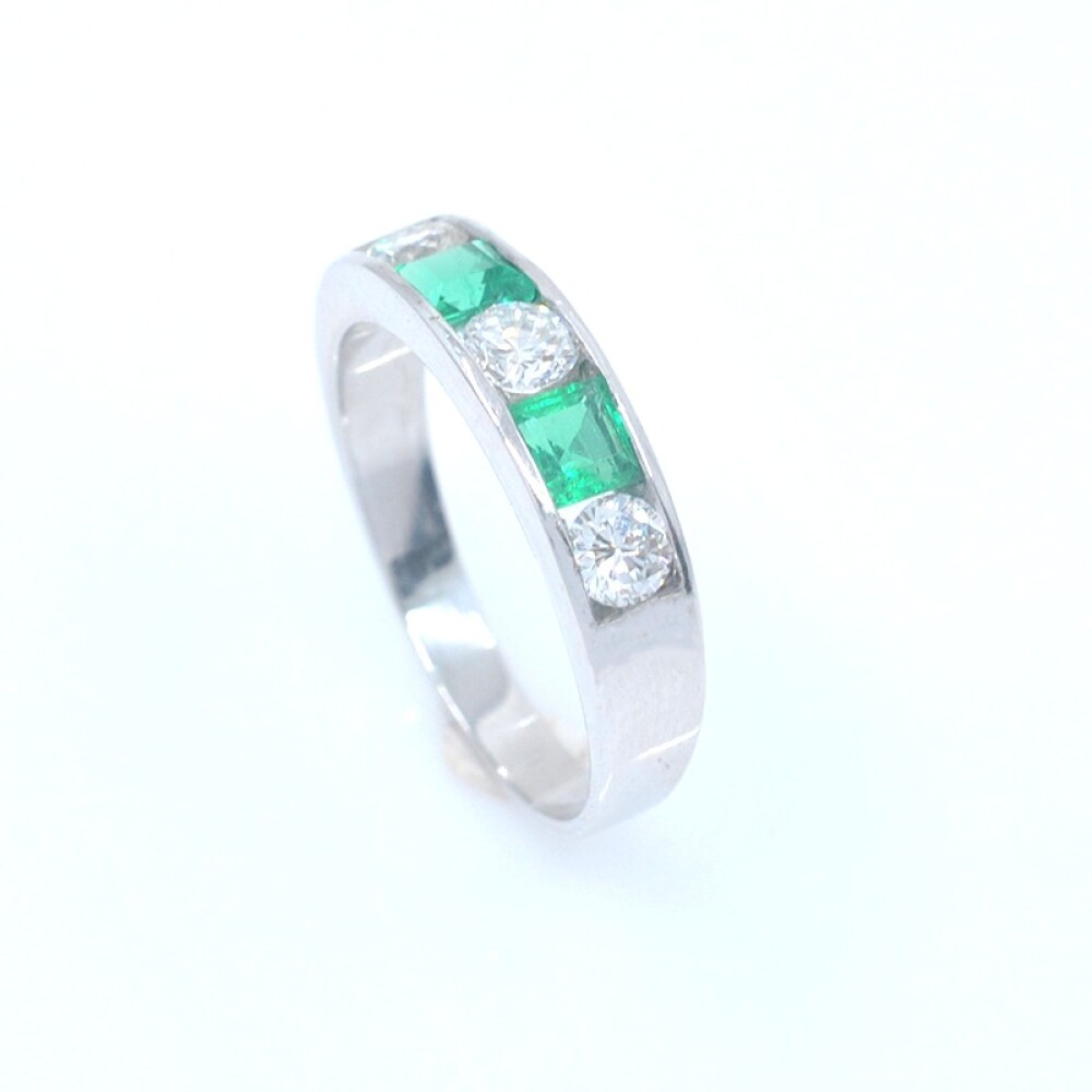 Anillo en oro 18k blanco con brillantes y esmeraldas. Anillo en oro 18k blanco con brillantes y esmeraldas.