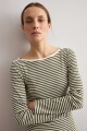 Remera rayada escote bote verde oliva