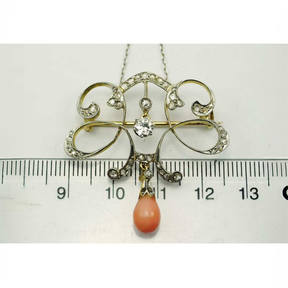 Pendantif Oro 18 K, brillante, diamantes y coral Pendantif Oro 18 K, brillante, diamantes y coral