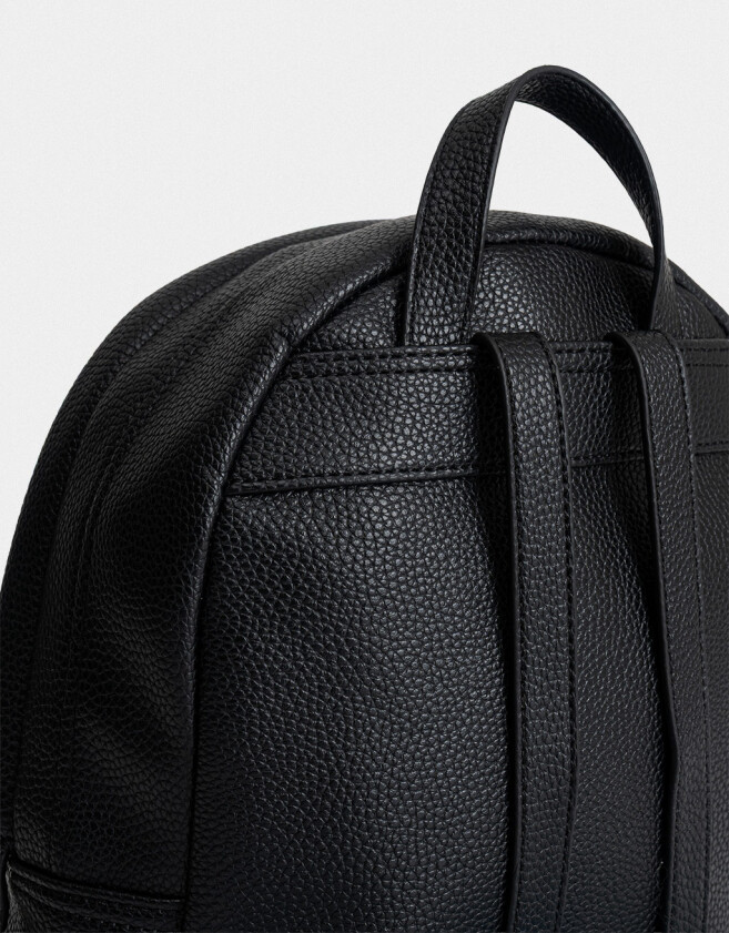 Mochilas Urbanas Mochila Texturada Con Charm - Negro