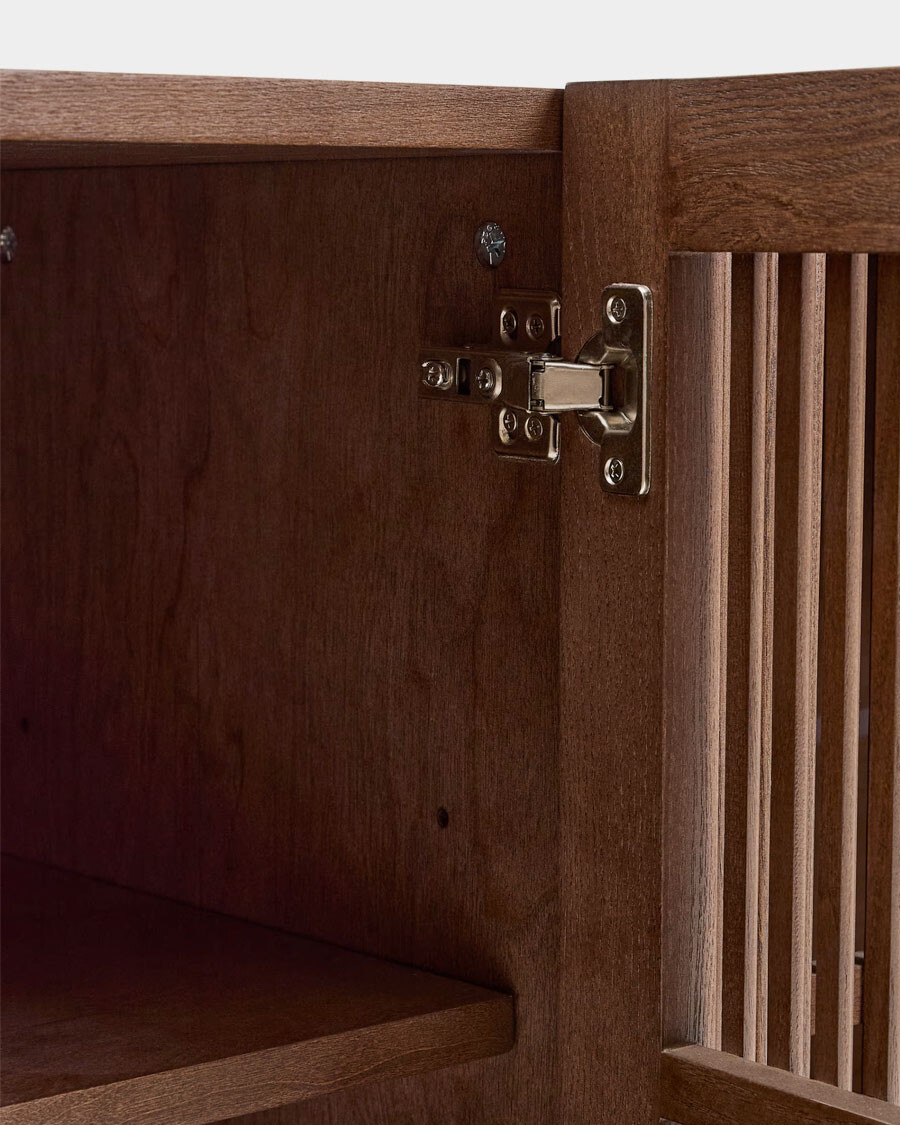 Aparador Beyla 4 puertas de chapa y madera maciza de fresno con acabado tono nogal 180 x 71,5 cm Aparador Beyla 4 puertas de chapa y madera maciza de fresno con acabado tono nogal 180 x 71,5 cm