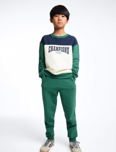 CONJUNTO INFANTIL CON ESTAMPA VERDE