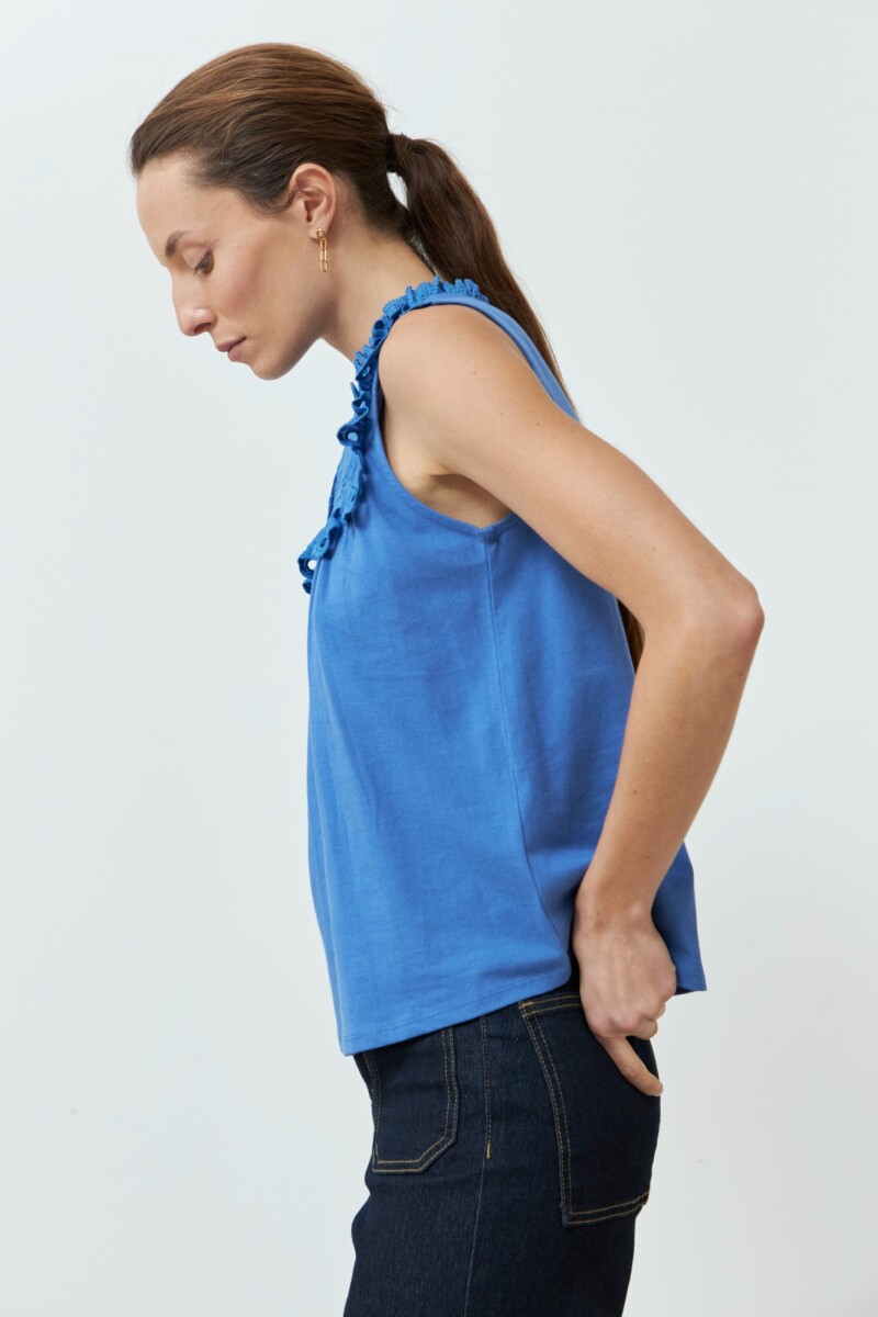 Top con broderie y volados azul regata