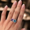 Anillo Anaí de Oro Blanco 18k con Brillantes, Topacio Azul y Amatista Anillo Anaí de Oro Blanco 18k con Brillantes, Topacio Azul y Amatista