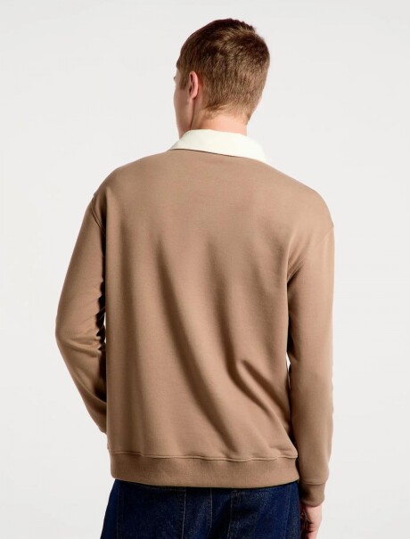 BUZO TIPO POLO MODELO COMFORT MARRÓN