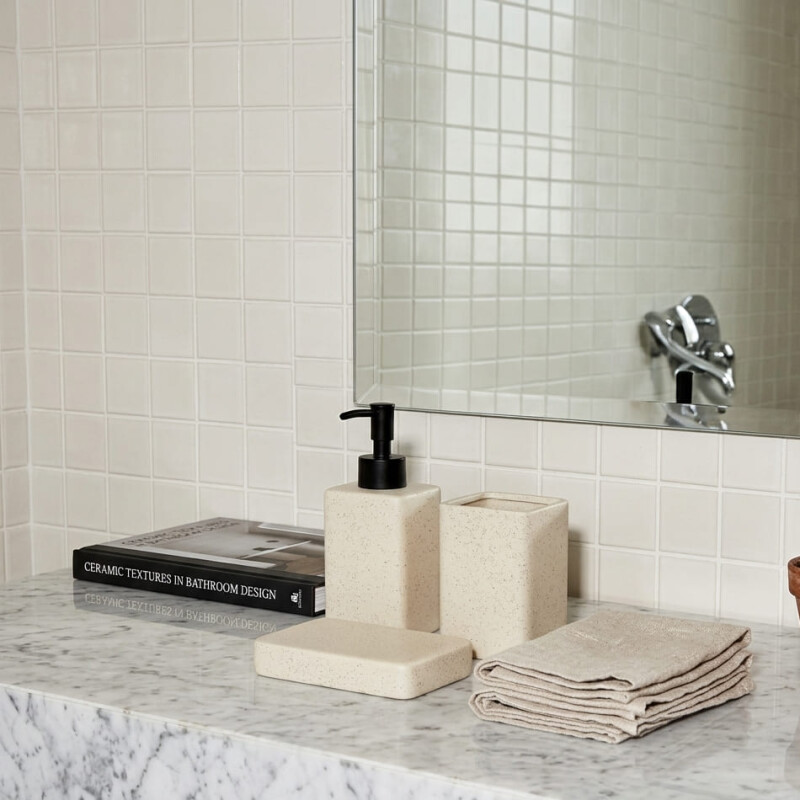 Set accesorios para baño cerámica textura beige Set accesorios para baño cerámica textura beige