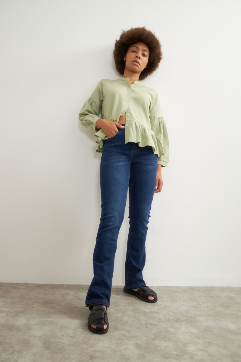 Camisa con volado en ruedo verde pastel