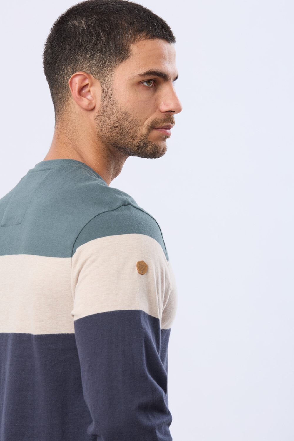 REMERA RAYADA CON ESTAMPA Azul