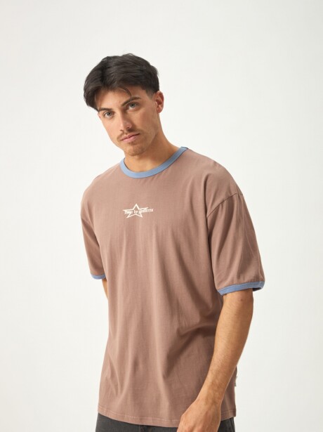 REMERA PLEASURES MARRON