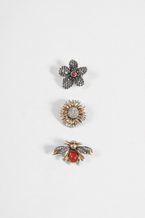 Set de tres prendedores insecto y flor antique multicolor