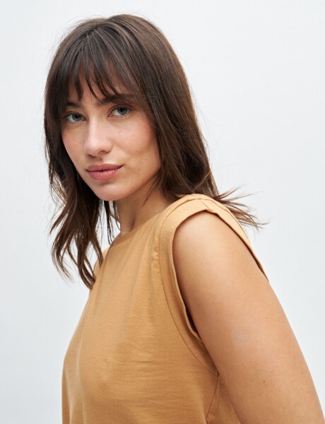 Musculosa Daphne Camel