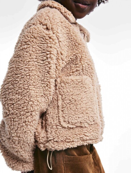 CAMPERA INFANTIL CON BOLSILLOS MARRÓN