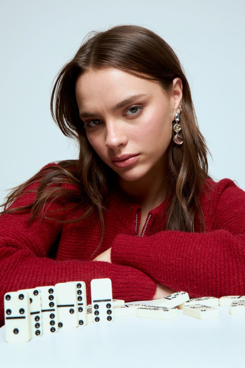 Cardigan corto con cierre rojo