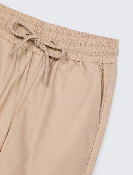 PANTALÓN INFANTIL DE NYLON CON BOLSILLOS BEIGE