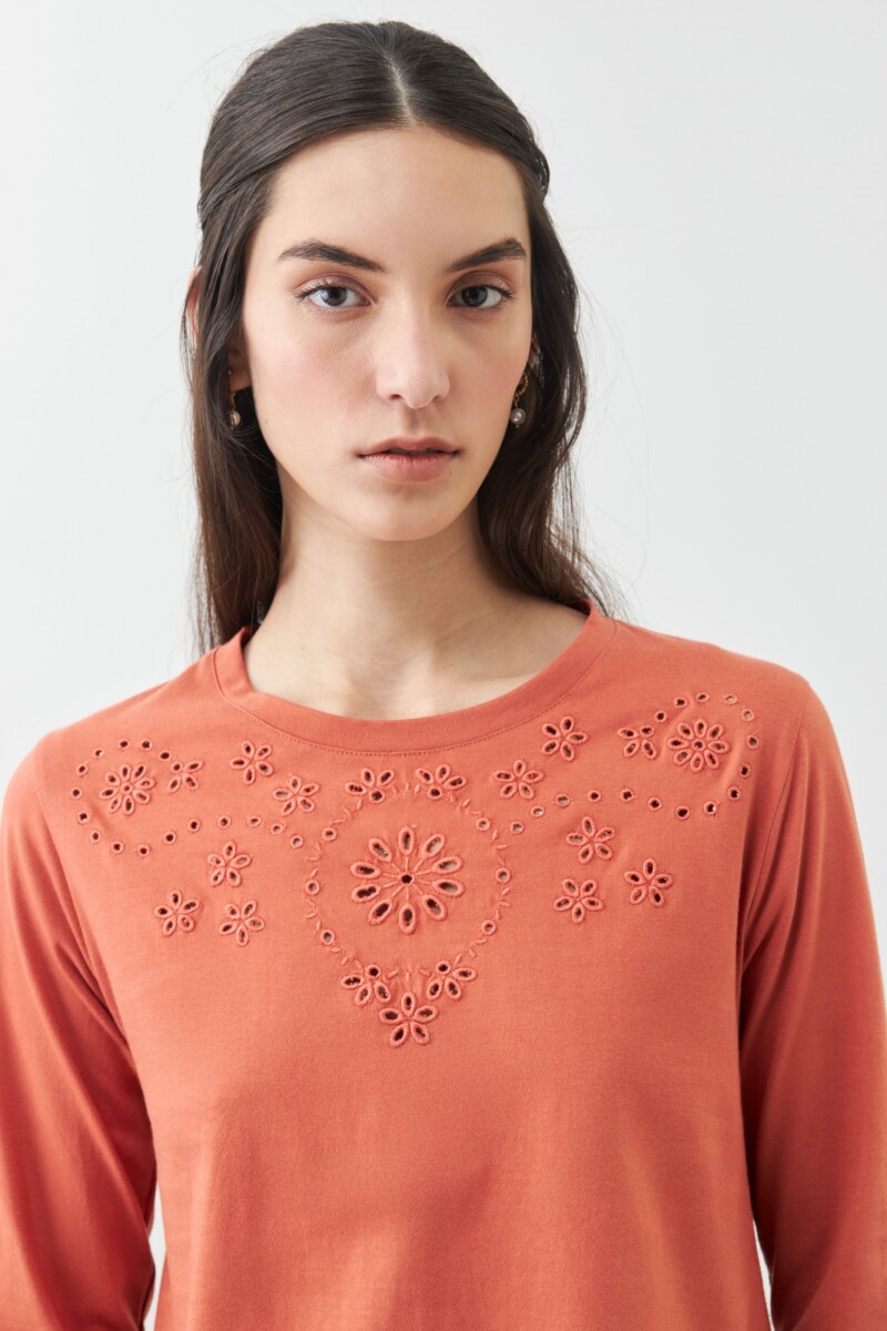 Remera con bordados calados lacre