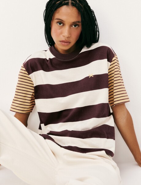 CAMISETA DE RAYAS CON BORDADO MULTICOLOR
