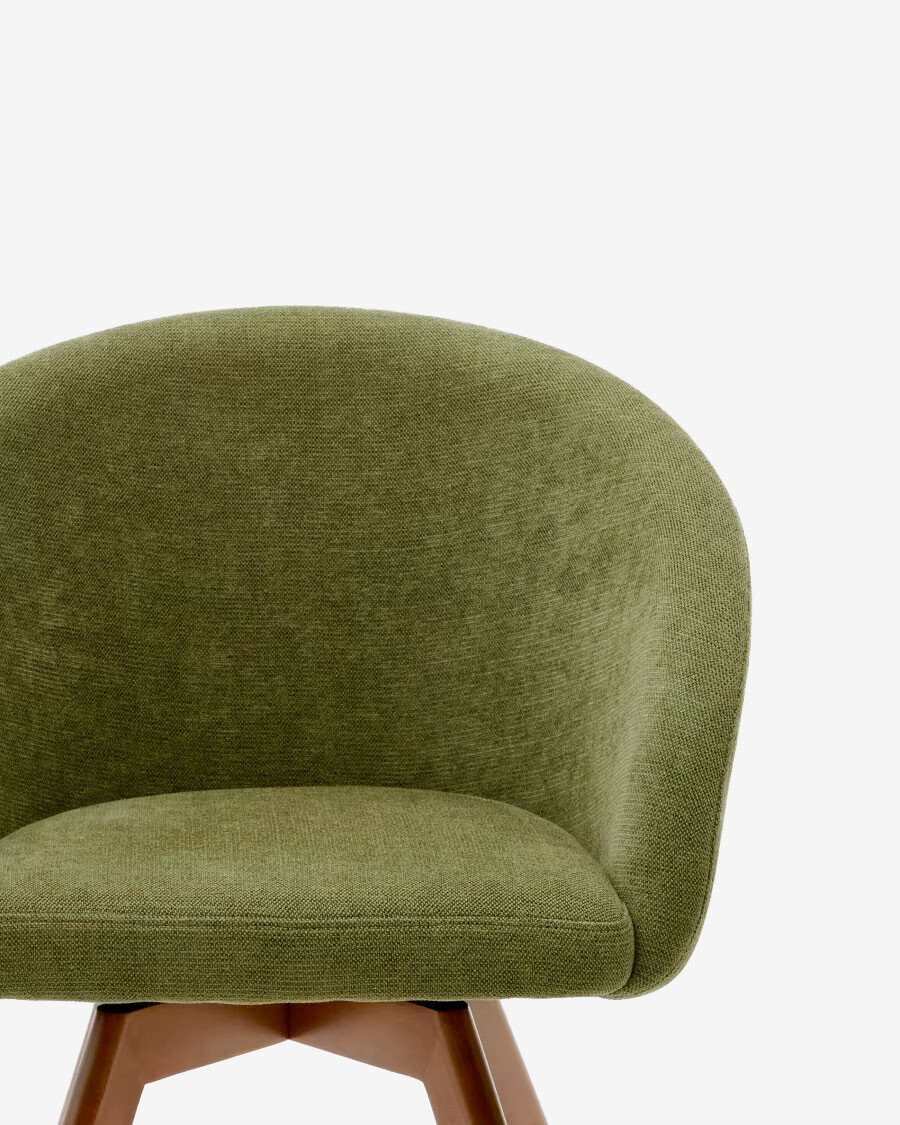 Silla giratoria Marvin chenilla verde y patas de madera maciza de haya acabado nogal