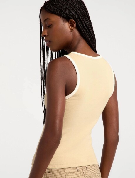 CAMISETA SIN MANGAS CON RIBETE EN CONTRASTE AMARILLO